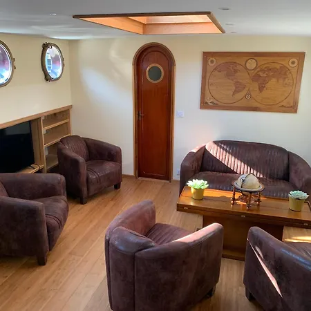 Botel Peniche Wakai - D'hotes *
